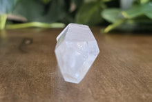 Load image into Gallery viewer, Clear Quartz Point